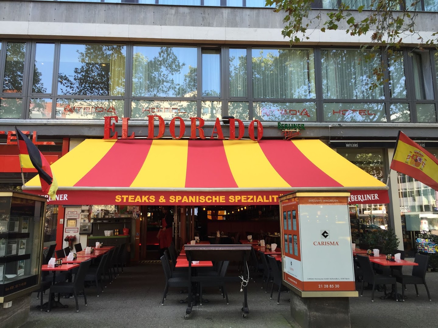 Gestreifte Markise am El Dorado Restaurant in Berlin
