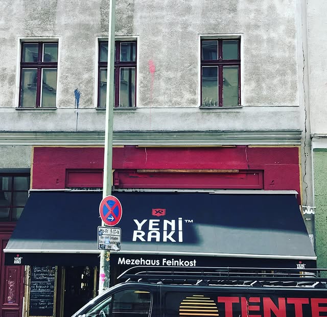 Markise mit Tuchbeschriftung für ein Mezehaus in Berlin