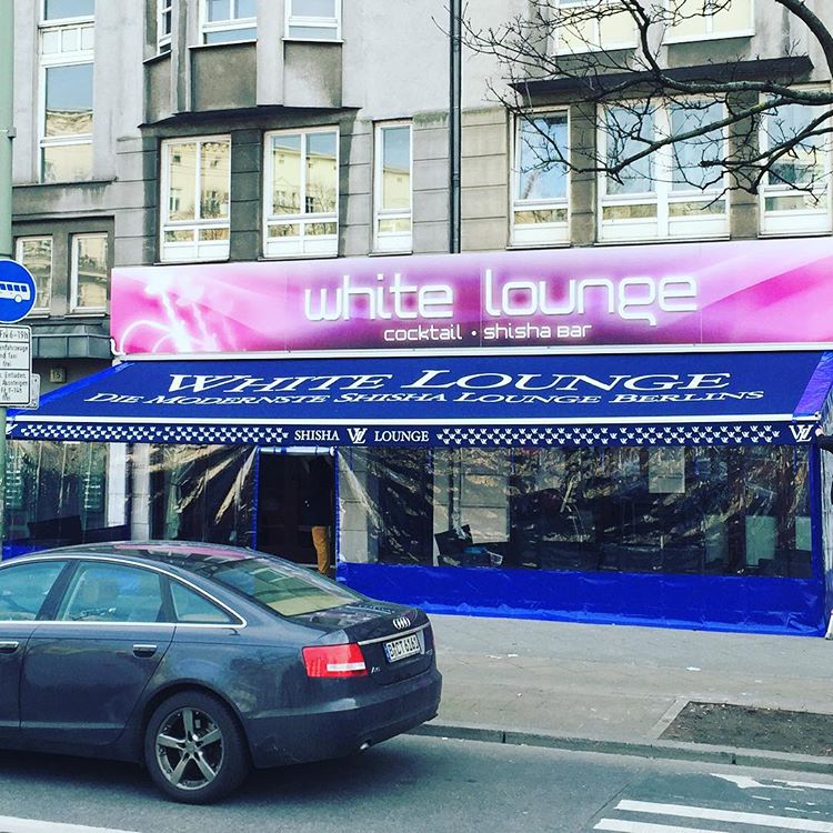 Markise an der White Lounge